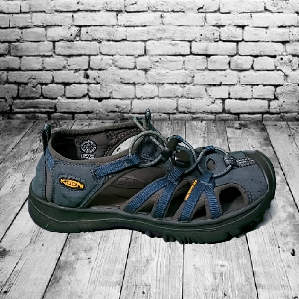 𝅺KEEN Waterproof Sandals Kids Size 3. Condition is